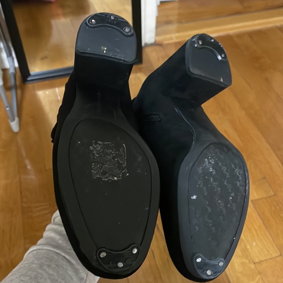 Adorable block heel suede booties - Picture 3 of 3